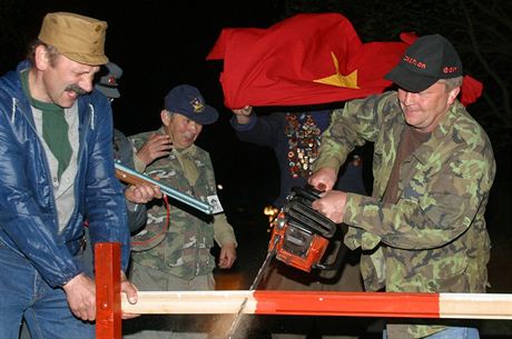 lenové spolku Poumavská jiní dráha v noci na 1. kvtna 2004 slavnostn