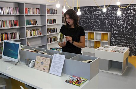 Interiér poboky knihovny na Horním Kosov zdobí krom bílých regál s knihami...