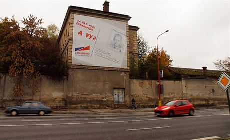 Jeden z obích plakát Zemanovc na stn bývalé vznice v Uherském Hraditi.