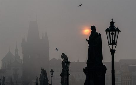 Vystihnte atmosfru mlhy. Praha, Karlv most