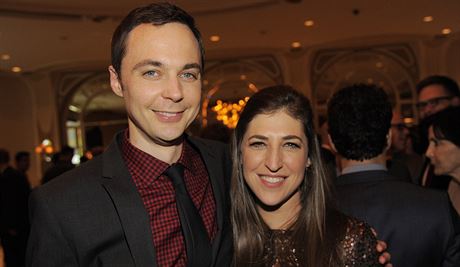 Jim Parsons a jeho kolegyn ze seriálu Teorie velkého tesku Mayim Bialiková...