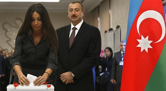 Ázerbájdánský prezident Ilham Alijev se svojí enou ve volební místnosti v...