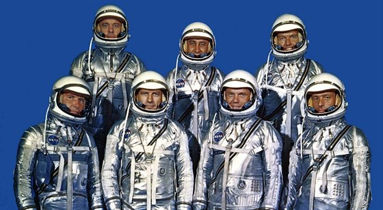 Pvodních sedm astronaut prvního amerického pilotovaného kosmického programu...