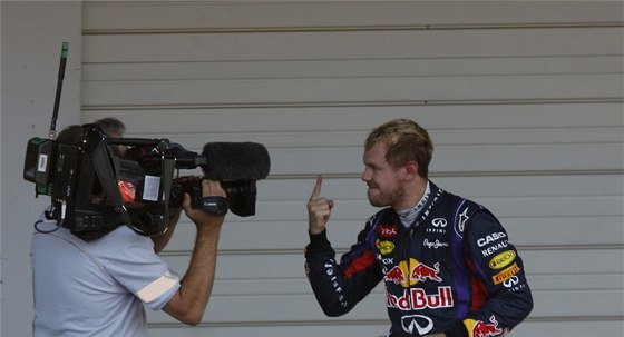 JSEM VÍTZ, ROZUMÍ? Sebastian Vettel gestikuluje do kamery po vítzství ve