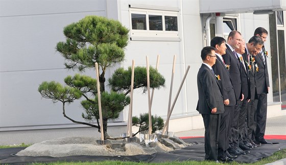 K tradiním korejským rituálm pi zahájení provozu patí zasazení stromu.