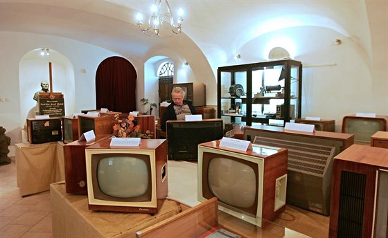 Výstava ukazuje historické televizory od 50. do 70. let minulého století.