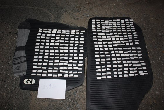 Kriminalisté nali 350 psaníek heroinu ukrytých v ponoce.