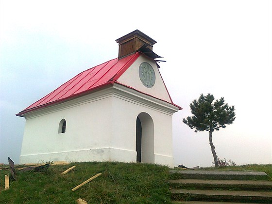 Kaplika Panny Marie Snné na kopci Santon. Na tomto snímku u bez kupole.