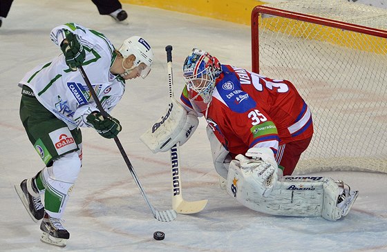 ANCE. Antti Pihlström z Ufy tváí v tvá Petri Vehanenovi, brankái Lva Praha.