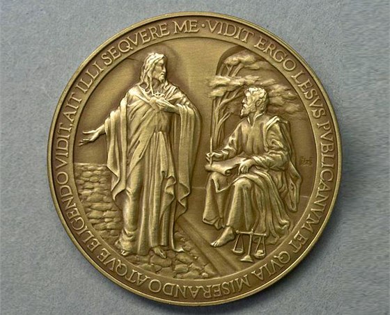 Vatikán vydal papeskou medaili s hrubkou. Jeíe pejmenoval na "Leíe"