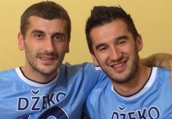 Teplití fotbalisté Admir Ljevakovi (vlevo) a Aidin Mahmutovi sledují...