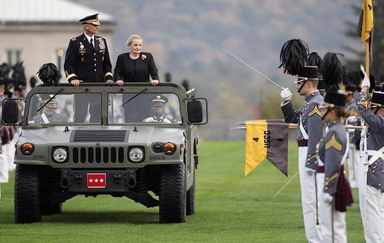 Madeleine Albrightová pebírá na vojenské akademii West Point prestiní