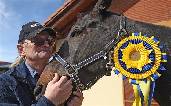 Dvojnásobná vítzka Velké pardubické, klisna Orphee des Blins, a její trenér...