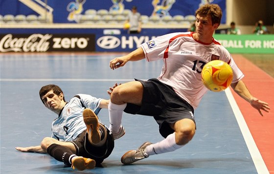 Zdenk Sláma (vpravo) v reprezentaním dresu v utkání proti Uruguayi. 