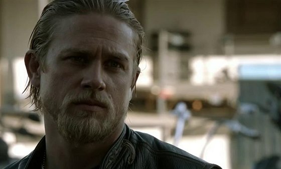 Charles Hunnam v Zákonu gangu