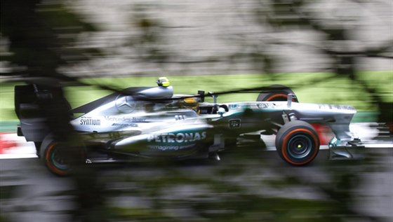Lewis Hamilton z Mercedesu pi tréninku na Velkou cenu Japonska.