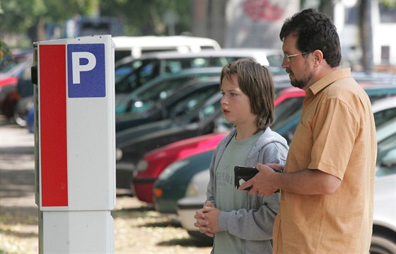 Poplatky za parkování vybírá v Hradci Králové spolenost ISP (7.7.2009).