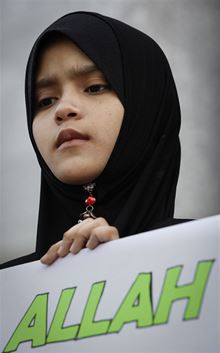 Muslimsk dvka se slovem Allh na demonstraci ped malajsijskm odvolacm