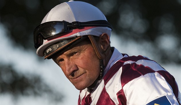 NAPOSLEDY. Legendární žokej Josef Váňa před svou poslední Velkou pardubickou. NAPOSLEDY. Legendární žokej Josef Váňa před svou poslední Velkou pardubickou.