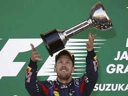 Á HOP. Sebastian Vettel si uívá triumf ve Velké cen Japonska. Mark Webber...