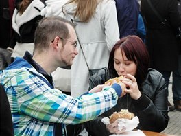 Burgerfest 2013: Návtvníci se rozdlili do front, kadý koupil jinou variantu...