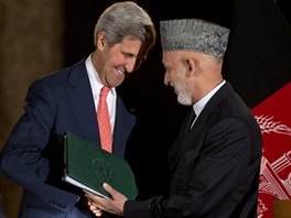 Americk ministr zahranin se lou s afghnskm prezidentem Hamdem Karzm...