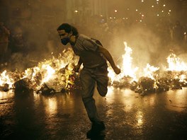 STÁVKA UITEL PO BRAZILSKU. Demonstrant patící ke skupin zvané Black Bloc...