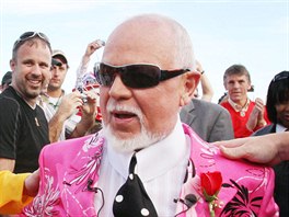 EXTRAVAGANTNÍ IKONA. Populární hokejovı analytik Don Cherry je známı svımi...