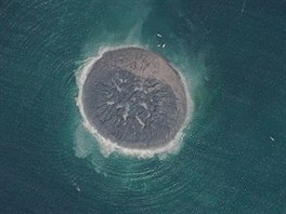 Snímek ostrova Zalzala, poízený jedním z dvojice satelit Pleiades. Sestavu...