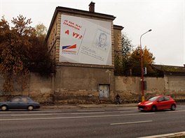 Jeden z obch plakt Zemanovc na stn bval vznice v Uherskm Hraditi.