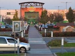 Na druh stran autostrdy vyrostl na praskm Zlin hypermarket Globus, na...