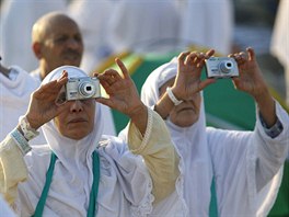 Alírské muslimky fotografují na pouti do Mekky blízko hory Arafát. (Saúdská...