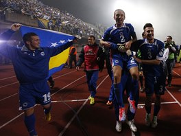 HISTORICK CHVLE. Fotbalist Bosny a Hercegoviny oslavuj postup na svtov