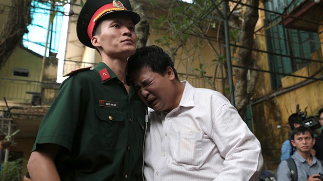 Vietnamci truchlí za svého hrdinu, generála Giapa (12. íjna 2013)