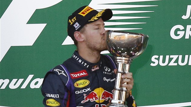 Sebastian Vettel si uv triumf ve Velk cen Japonska. 