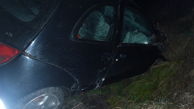 Trosky vozu Ford Ka po srce s vlakem na elezninm pejezdu v Opavsk ulici v Oticch na Opavsku.