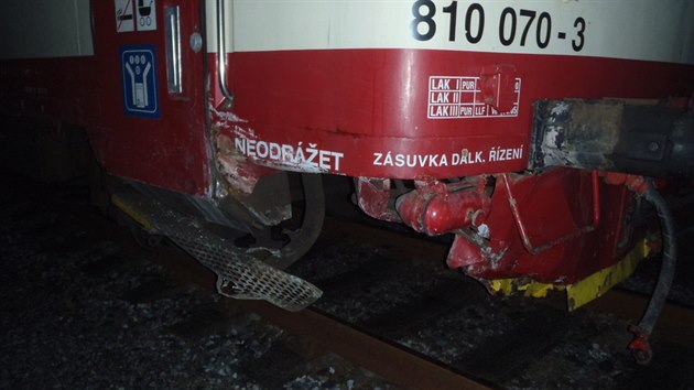Detail pokozen motorovho vozu vlaku po srce s automobilem Ford Ka na elezninm pejezdu v Opavsk ulici v Oticch na Opavsku.