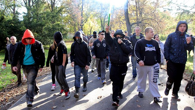 Demonstranti pi sobotnm protestu "Proti rasismu a policejnmu nsil" v Ostrav.