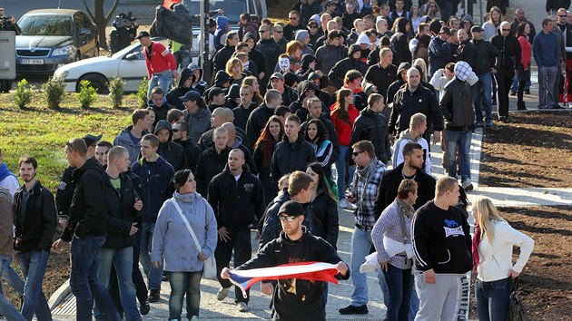 Demonstranti pi sobotnm protestu "Proti rasismu a policejnmu nsil" v Ostrav.