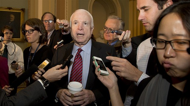 Republiknsk sentor John McCain odpovd na dotazy novin po dopolednm jednn o odvrcen platebn neschopnosti USA (16. jna)