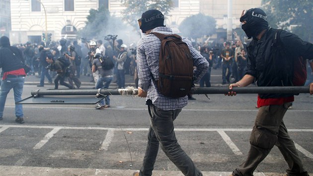 Do ulic v centru italsk metropole v sobotu vyrazily desetitisce demonstrant, kte chtli vyjdit nelibost nad spornmi opatenmi souasn vldy (19. jna)