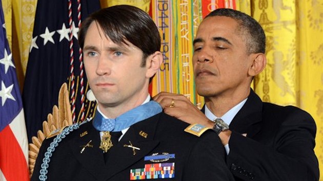 Prezident Barack Obama udlil bývalému kapitánovi Williamu Swensonovi nejvyí...