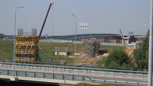 Dostavba tetho patra estakdy u Opatovic nad Labem. Snmek ukazuje stavbu mostnch pil z konce srpna 2013.