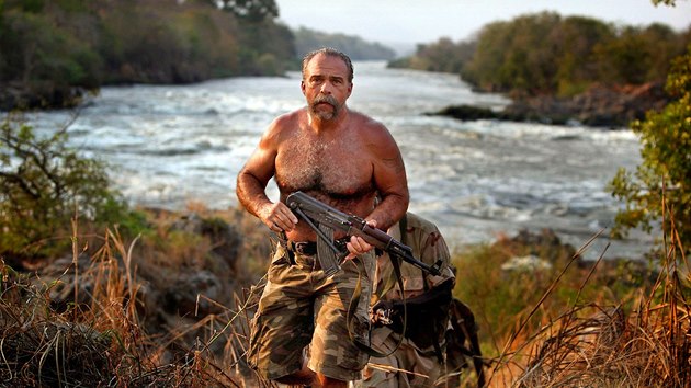 V mld byl jako pitbul: drogy, nsil, sex. Pak se ale Sam Childers obrtil k Bohu a nakonec nastoupil na sv svrzn africk kick taen.