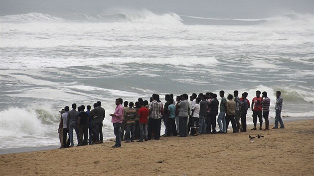 K Indii se bl siln cyklon. Obyvatel oblasti Ganjam sleduj vzedmut vlny Benglskho zlivu.