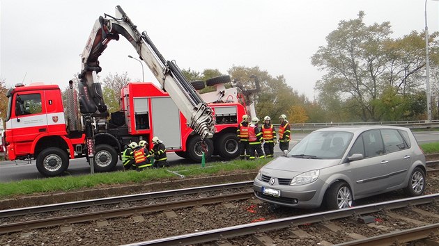 Prvnm vozem, kter blokoval tramvaje, byl Renault Scnic. (14. jna 2013)