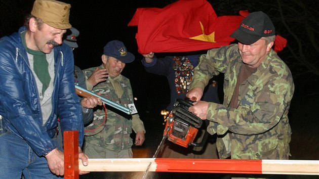 lenov spolku Poumavsk jin drha v noci na 1. kvtna 2004 slavnostn pezli zvoru na hraninm pechodu u Haidmhle. Te se roziluj, e ji tam starosta nmeck obce nechal znovu nainstalovat.