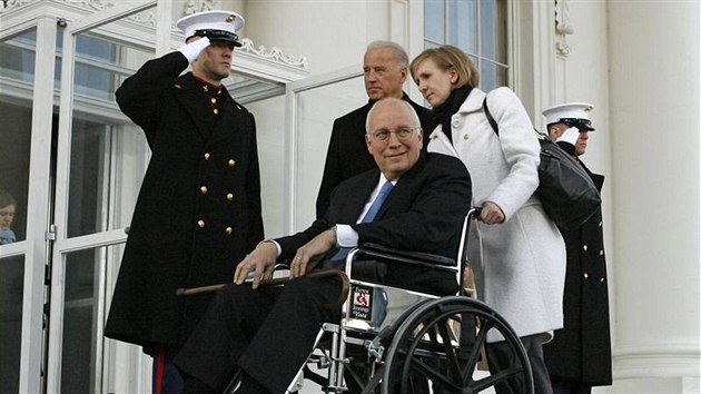 Viceprezidenti Joe Biden a Dick Cheney opoutjí Bílý dm ped inaugurací...