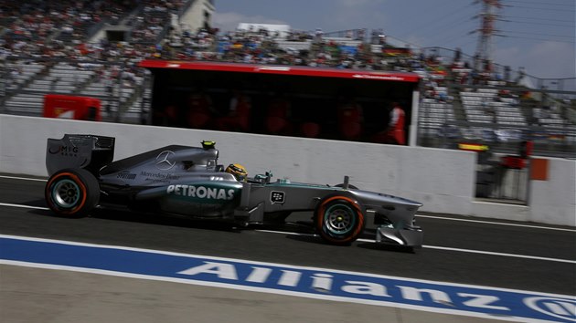 NA TRATI. Lewis Hamilton v kvalifikaci Velk ceny Japonska formule 1.