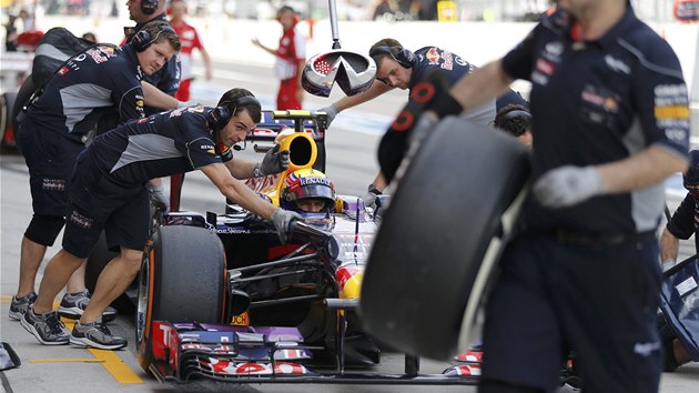 VMNA PNEUMATIK. Mark Webber s vozem Red Bull v boxech bhem kvalifikace Velk ceny Japonska.